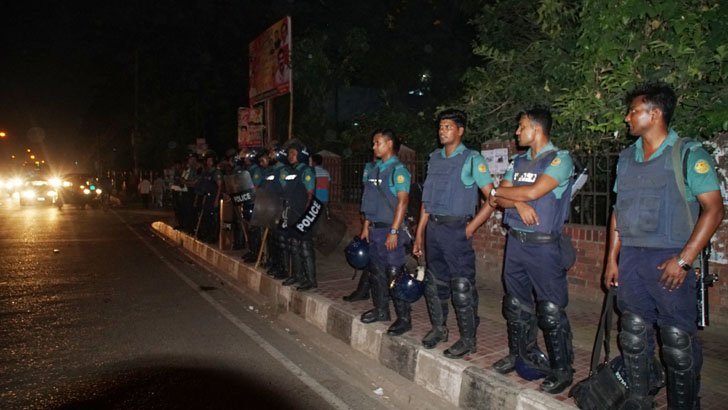 দেশজুড়ে রেড অ্যালার্ট জারি : সতর্ক অবস্থায় আইনশৃঙ্খলা রক্ষাকারী বাহিনী।